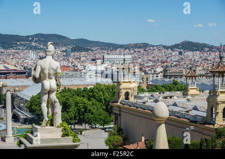 Blick vom nationalen Kunstmuseum von Katalonien auf Avinguda De La Reina Maria Cristina, Barcelona, Spanien Stockfoto