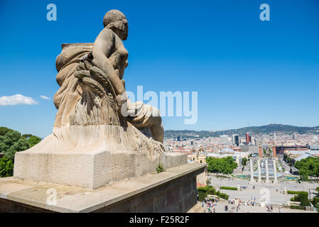 Blick vom nationalen Kunstmuseum von Katalonien auf Avinguda De La Reina Maria Cristina, Barcelona, Spanien Stockfoto