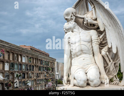 Die Skulptur der Kuss des Todes von Josep Llaudet Soler Grab auf Poblenou Friedhof (Ost-Friedhof) in Barcelona, Spanien Stockfoto