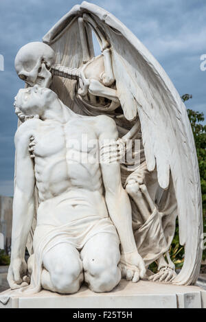 Die Skulptur der Kuss des Todes von Josep Llaudet Soler Grab auf Poblenou Friedhof (Ost-Friedhof) in Barcelona, Spanien Stockfoto