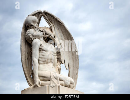 Die Skulptur der Kuss des Todes von Josep Llaudet Soler Grab auf Poblenou Friedhof (Ost-Friedhof) in Barcelona, Spanien Stockfoto