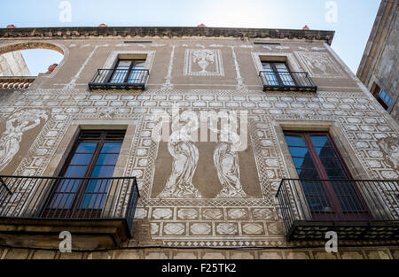 Sgraffito-Appartementhaus im gotischen Viertel in Barcelona, Spanien Stockfoto