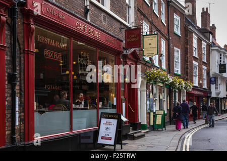 Cafés in niedrigen Petergate Stockfoto