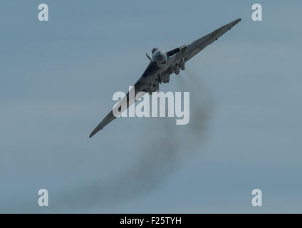 Avro Vulcan XH558 Jet Bomber fliegen in Clacton airshow,UK.2015 Stockfoto