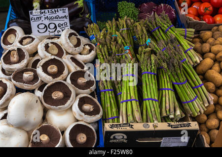 Am Marktstand Obst-und Gemüsehändler zu produzieren Stockfoto