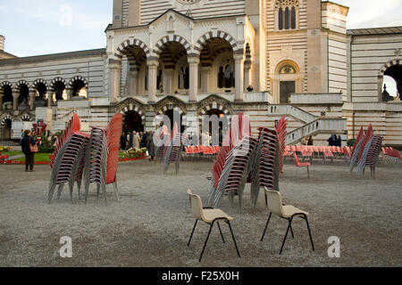 Plastikstühle, monumentalen Friedhof in Mailand - Italien Stockfoto