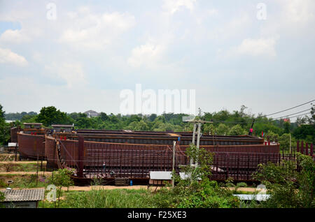 Arbeiter bauen ein Boot im Dock auf 2. August 2015 in Ayutthaya, Thailand Stockfoto