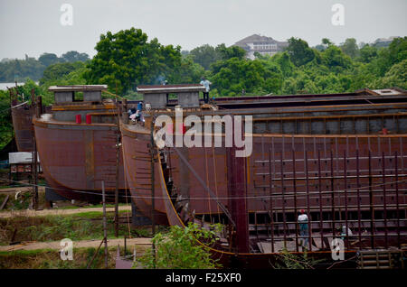 Arbeiter bauen ein Boot im Dock auf 2. August 2015 in Ayutthaya, Thailand Stockfoto