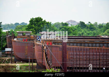 Arbeiter bauen ein Boot im Dock auf 2. August 2015 in Ayutthaya, Thailand Stockfoto