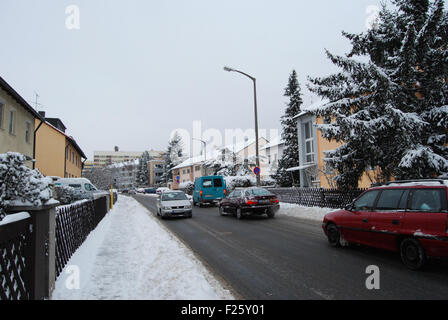 Erlangen, Deutschland-Dezember 18: schneebedeckte Straße täglich mit einigen Autos am Dezember 18.2010 Stockfoto