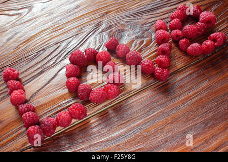 Wort Liebe angelegt von Himbeeren Stockfoto