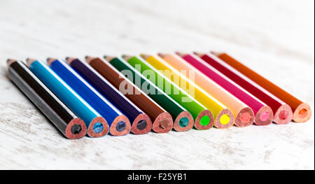 Farbstiften auf einem weißen Holztisch Stockfoto