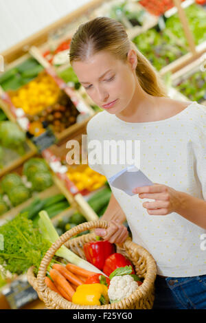 Frau, die Überprüfung ihrer Einkaufsliste Stockfoto