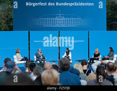 Berlin, Deutschland. 12. Sep, 2015. Logistik-Manager für Ärzte ohne Grenzen, Wencke Petersen (l-R), Bundespräsident Joachim Gauck, Moderator Pinar Atalay, UNICEF-Botschafter und Journalistin Nina Ruge und TV-Journalistin Duezen Tekkal über das Thema der starken Frauen Unterstützer innen grenzüberschreitend in den Gärten von Schloss Bellevue in Berlin, Deutschland, 12. September 2015 sprechen. Heute ist der zweite Tag des Festivals der Bürgerinnen und Bürger. Foto: KLAUS-DIETMAR GABBERT/DPA/Alamy Live-Nachrichten Stockfoto