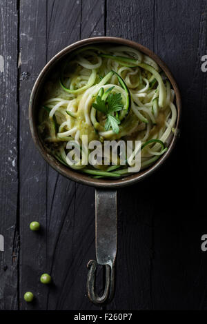 Zucchini-Spaghetti mit Erbsen-Sauce auf Kupfer Pfanne Stockfoto