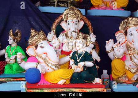 Ein seltenes Idol von Lord Ganesh mit seiner Frau für den Verkauf auf dem festlichen Anlass von Ganesh Chaturthi in Indien. Stockfoto