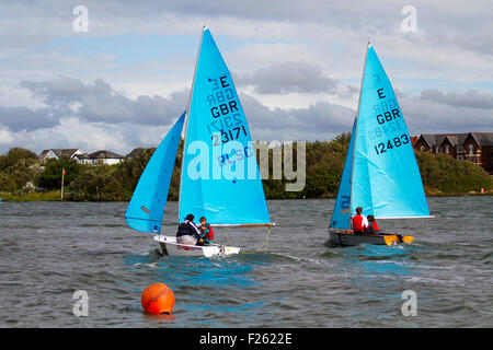 Enterprise Nationals Blue Sail E GBR 14-Fuß-Beiboot in Southport, Merseyside, Großbritannien, 12.. September, 2015. Das Southport 24-Stunden-Rennen ist ein nationales Segel-Langstreckenrennen für zweihändige Segelboote, Firefly, Lark, Enterprise und GP 14 Boote. Das Rennen, das vom West Lancs Yacht Club veranstaltet wird, hat eine lange Geschichte und wird in der Regel im September ausgetragen. Das Rennen startet am Samstag um 12 Uhr. Die Teilnehmer fahren dann mit ihren Schlauchbooten um den See und enden am Sonntag Mittag. In den Stunden der Dunkelheit müssen das Steuerstand und die Besatzung jedes Jolles auf andere Boote achten (o Stockfoto