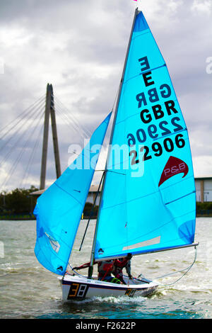 Enterprise Nationals Blue Sail E GBR 14-Fuß-Beiboot in Southport, Merseyside, Großbritannien, 12.. September, 2015. Das Southport 24-Stunden-Rennen ist ein nationales Segel-Langstreckenrennen für zweihändige Segelboote, Firefly, Lark, Enterprise und GP 14 Boote. Das Rennen, das vom West Lancs Yacht Club veranstaltet wird, hat eine lange Geschichte und wird in der Regel im September ausgetragen. Das Rennen startet am Samstag um 12 Uhr. Die Teilnehmer fahren dann mit ihren Schlauchbooten um den See und enden am Sonntag Mittag. In den Stunden der Dunkelheit müssen das Steuerstand und die Besatzung jedes Jolles auf andere Boote achten (o Stockfoto