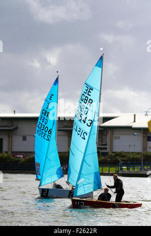 Enterprise Nationals Blue Sail E GBR 14-Fuß-Beiboot in Southport, Merseyside, Großbritannien, 12.. September, 2015. Das Southport 24-Stunden-Rennen ist ein nationales Segel-Langstreckenrennen für zweihändige Segelboote, Firefly, Lark, Enterprise und GP 14 Boote. Das Rennen, das vom West Lancs Yacht Club veranstaltet wird, hat eine lange Geschichte und wird in der Regel im September ausgetragen. Das Rennen startet am Samstag um 12 Uhr. Die Teilnehmer fahren dann mit ihren Schlauchbooten um den See und enden am Sonntag Mittag. In den Stunden der Dunkelheit müssen das Steuerstand und die Besatzung jedes Jolles auf andere Boote achten (o Stockfoto