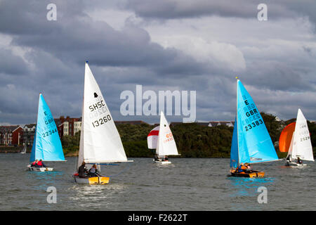 Southport, Merseyside, Großbritannien 12.. September 2015. Das Southport 24 Hour Race ist ein nationales Segel-Langstreckenrennen für zweihändige Segelboote, Firefly, Lark, Enterprise und GP 14 Boote. Das Rennen, das vom West Lancs Yacht Club veranstaltet wird, hat eine lange Geschichte und wird in der Regel im September ausgetragen. Das Rennen startet am Samstag um 12 Uhr. Die Teilnehmer fahren dann mit ihren Schlauchbooten um den See und enden am Sonntag Mittag. In den Stunden der Dunkelheit müssen das Steuerstand und die Besatzung jedes Jolles auf andere Boote (oft gekentert) achten. Stockfoto