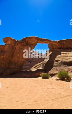 Natürliche Brücke in der Wüste Wadi Rum, Jordanien Stockfoto