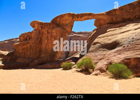 Natürliche Brücke in der Wüste Wadi Rum, Jordanien Stockfoto