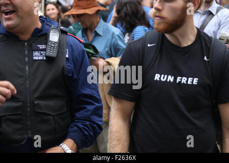 London, UK. 12. Sep, 2015.  Zehntausende von Demonstranten schloss sich, in Solidarität mit syrischen Flüchtlingen zu marschieren und Jeremy Corbyns Wahl als Labour-Chef Kredit zu feiern: Finn Nocher/Alamy Live News Stockfoto