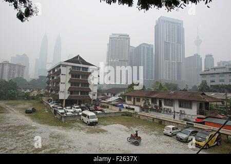 KL, KL, MALAYSIA. 11. September, 2015. Ein Blick auf die Petronas Twin Towers und den KL Tower durch ein dicker Nebel in Kuala Lumpur, 12. September 2015 gehüllt. Air Pollution Index (API) in Kuala Lumpur, zeigte 119 * c, um 18:00 ungesund ist. Medienberichten zufolge wurden mehrere Teile von Malaysia eingehüllt in ein dicker Nebel gilt in vielen Fällen über ein akzeptables Maß zu sein und potenziell gesundheitsschädlich. Singapur hat auch starke Verschmutzung betroffen, die von den Waldbränden in Sumatra behauptet wird. © Mohd Hafiz/ZUMA Draht/Alamy Live-Nachrichten Stockfoto