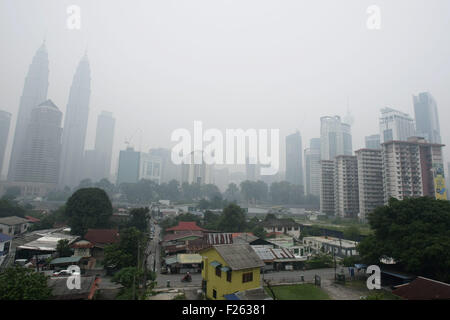 KL, KL, MALAYSIA. 11. September, 2015. Ein Blick auf die Petronas Twin Towers durch ein dicker Nebel in Kuala Lumpur, 12. September 2015 gehüllt. Air Pollution Index (API) in Kuala Lumpur, zeigte 119 * c, um 18:00 ungesund ist. Medienberichten zufolge wurden mehrere Teile von Malaysia eingehüllt in ein dicker Nebel gilt in vielen Fällen über ein akzeptables Maß zu sein und potenziell gesundheitsschädlich. Singapur hat auch starke Verschmutzung betroffen, die von den Waldbränden in Sumatra behauptet wird. © Mohd Hafiz/ZUMA Draht/Alamy Live-Nachrichten Stockfoto