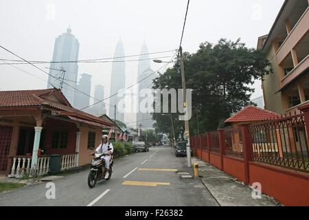 KL, KL, MALAYSIA. 11. September, 2015. Ein Mann mit dem Fahrrad fahren während Tick Dunst in Kuala Lumpur, 12. September 2015. Air Pollution Index (API) in Kuala Lumpur, zeigte 119 * die ist ungesund bei 18:00. Medienberichten zufolge wurden mehrere Teile von Malaysia eingehüllt in ein dicker Nebel gilt in vielen Fällen über ein akzeptables Maß zu sein und potenziell gesundheitsschädlich. Singapur hat auch starke Verschmutzung betroffen, die von den Waldbränden in Sumatra behauptet wird. © Mohd Hafiz/ZUMA Draht/Alamy Live-Nachrichten Stockfoto