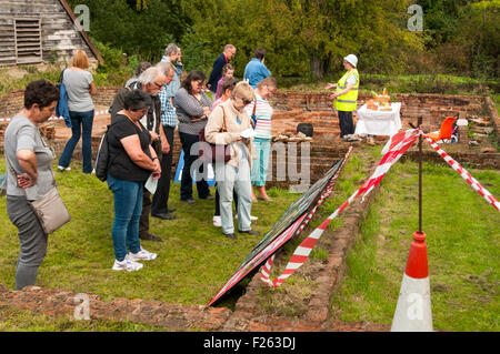 CHISLEHURST, KENT, UK, 12. September 2015. Die jährlichen offenen Wochenende Scadbury Manor, Orpington & Bezirk archäologische Gesellschaft, ist dieses Jahr am 12. / 13. September statt. Die Überreste der mittelalterlichen Wasserburg Herrenhaus befinden sich zwischen Chislehurst und Sidcup und Besucher sind in der Lage, eine geführte Tour rund um den Ort mit Archäologen zur Verfügung, um Fragen zu folgen. Foto zeigt ein Archäologe/Anleitung erklärt Details der Tudor-Küchen. Bildnachweis: Urbanimages/Alamy Live-Nachrichten Stockfoto