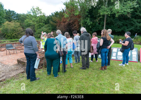 CHISLEHURST, KENT, UK, 12. September 2015. Die jährlichen offenen Wochenende Scadbury Manor, Orpington & Bezirk archäologische Gesellschaft, ist dieses Jahr am 12. / 13. September statt. Die Überreste der mittelalterlichen Wasserburg Herrenhaus befinden sich zwischen Chislehurst und Sidcup und Besucher sind in der Lage, eine geführte Tour rund um den Ort mit Archäologen zur Verfügung, um Fragen zu folgen. Foto zeigt ein Archäologe/Anleitung erklärt Details der Tudor-Küchen. Bildnachweis: Kentimages/Alamy Live-Nachrichten Stockfoto