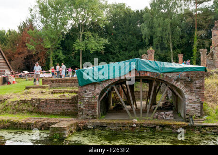 CHISLEHURST, KENT, UK, 12. September 2015. Die jährlichen offenen Wochenende Scadbury Manor, Orpington & Bezirk archäologische Gesellschaft, ist dieses Jahr am 12. / 13. September statt. Die Überreste der mittelalterlichen Wasserburg Herrenhaus befinden sich zwischen Chislehurst und Sidcup und Besucher sind in der Lage, eine geführte Tour rund um den Ort mit Archäologen zur Verfügung, um Fragen zu folgen. Foto zeigt die Reste der Unterkirche, ein Keller, der wahrscheinlich für die Lagerung von Wein oder Bier verwendet wurde. Bildnachweis: Urbanimages/Alamy Live-Nachrichten Stockfoto