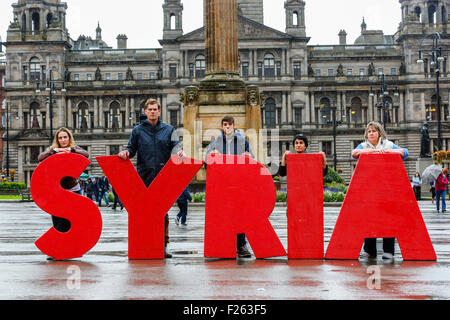 Glasgow, Schottland. 12. September 2015. Trotz des starken Regens kamen etwa 2000 Menschen eine Kerzenlicht-Mahnwache in George Square, Glasgow zeigt Unterstützung für die syrischen Flüchtlinge. Vor kurzem angekündigt Glasgow Council, die Häuser für 55 Syrer bereits vorgesehen ist, dass es dauern wird, eine zusätzliche 60 Flüchtlinge. Frank McAveety, besuchte der neu ernannten Anführer der Glasgow Council die Rallye. Bildnachweis: Findlay/Alamy Live-Nachrichten Stockfoto