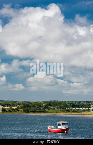 Boot vor Anker im Hafen schlendern und den Fluß Coquet, Northumberland, England Stockfoto