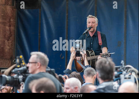 London, UK.  12. September 2015.  Der Sänger, Billy Bragg, singt vor Zehntausenden von Menschen die Teilnahme an der Demonstration "Solidarität mit Flüchtlingen" im Zentrum von London, Unterstützung für Großbritannien zu helfen, Flüchtlingen und Asylbewerbern vor UK Home Secretary Teresa May Treffen mit 28 Mitgliedstaaten der EU für Notfall Gespräche über Europas eskalierenden Flüchtlingskrise zu zeigen. Bildnachweis: Stephen Chung / Alamy Live News Stockfoto