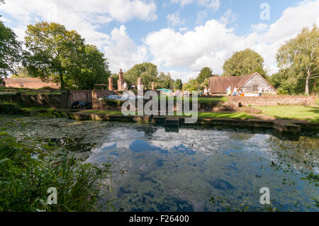 CHISLEHURST, KENT, UK, 12. September 2015. Die jährlichen offenen Wochenende Scadbury Manor, Orpington & Bezirk archäologische Gesellschaft, ist dieses Jahr am 12. / 13. September statt. Die Überreste der mittelalterlichen Wasserburg Herrenhaus befinden sich zwischen Chislehurst und Sidcup und Besucher sind in der Lage, eine geführte Tour rund um den Ort mit Archäologen zur Verfügung, um Fragen zu folgen. Bildnachweis: Steven Sheppardson/Alamy Live-Nachrichten Stockfoto