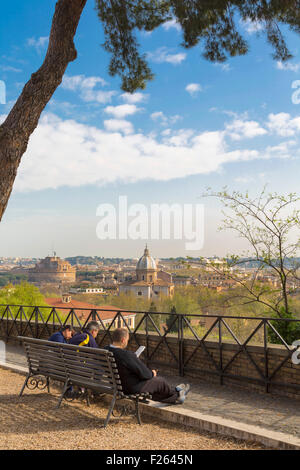 Rom, Italien.  Blick über die Stadt vom Monte Gianicolo oder Gianicolo-Hügel. Bürger, entspannen und lesen. Stockfoto