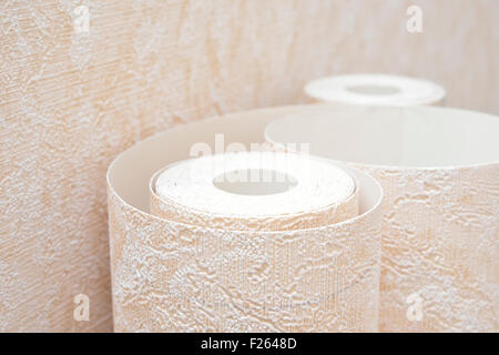 Tapezierarbeiten (moderne Beige Tapetenrollen) Stockfoto