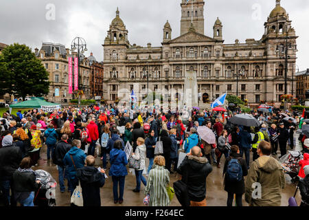 Glasgow, Schottland. 12. September 2015. Trotz des starken Regens kamen etwa 2000 Menschen eine Kerzenlicht-Mahnwache in George Square, Glasgow zeigt Unterstützung für die syrischen Flüchtlinge. Vor kurzem angekündigt Glasgow Council, die Häuser für 55 Syrer bereits vorgesehen ist, dass es dauern wird, eine zusätzliche 60 Flüchtlinge. Frank McAveety, besuchte der neu ernannten Anführer der Glasgow Council die Rallye. Bildnachweis: Findlay/Alamy Live-Nachrichten Stockfoto