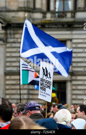 Glasgow, Schottland. 12. September 2015. Trotz des starken Regens kamen etwa 2000 Menschen eine Kerzenlicht-Mahnwache in George Square, Glasgow zeigt Unterstützung für die syrischen Flüchtlinge. Vor kurzem angekündigt Glasgow Council, die Häuser für 55 Syrer bereits vorgesehen ist, dass es dauern wird, eine zusätzliche 60 Flüchtlinge. Frank McAveety, besuchte der neu ernannten Anführer der Glasgow Council die Rallye. Bildnachweis: Findlay/Alamy Live-Nachrichten Stockfoto