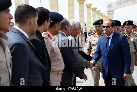 Kairo, Ägypten. 12. Sep, 2015. Der ägyptische Präsident Abdel Fattah al-Sisi besucht die Beerdigung von Generalmajor Amin Hussein in Kairo am 12. September 2015 Credit: ägyptische Präsident Büro/APA Bilder/ZUMA Draht/Alamy Live News Stockfoto