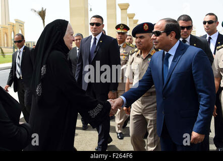 Kairo, Ägypten. 12. Sep, 2015. Der ägyptische Präsident Abdel Fattah al-Sisi besucht die Beerdigung von Generalmajor Amin Hussein in Kairo am 12. September 2015 Credit: ägyptische Präsident Büro/APA Bilder/ZUMA Draht/Alamy Live News Stockfoto