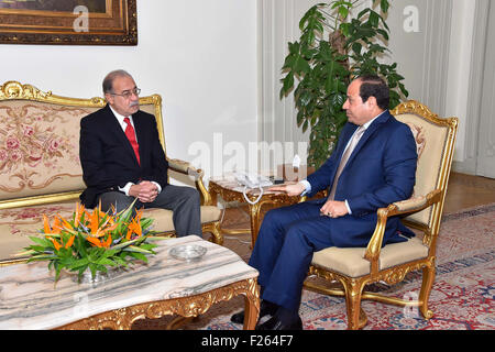 Kairo, Ägypten. 12. Sep, 2015. Der ägyptische Präsident Abdel Fattah al-Sisi Treffen mit ausgehende Öl-Minister Sharif Ismail auf den Präsidentenpalast in der Hauptstadt Kairo am 12. September 2015. Ägyptens Präsident Abdel Fattah al-Sisi ausgehende Ölminister Sharif Ismail mit der Bildung einer neuen Regierung, nachdem der Premierminister und sein Kabinett zurückgetreten war beauftragt, die Präsidentschaft sagte Credit: ägyptische Präsident Büro/APA Bilder/ZUMA Draht/Alamy Live News Stockfoto