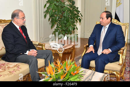 Kairo, Ägypten. 12. Sep, 2015. Der ägyptische Präsident Abdel Fattah al-Sisi Treffen mit ausgehende Öl-Minister Sharif Ismail auf den Präsidentenpalast in der Hauptstadt Kairo am 12. September 2015. Ägyptens Präsident Abdel Fattah al-Sisi ausgehende Ölminister Sharif Ismail mit der Bildung einer neuen Regierung, nachdem der Premierminister und sein Kabinett zurückgetreten war beauftragt, die Präsidentschaft sagte Credit: ägyptische Präsident Büro/APA Bilder/ZUMA Draht/Alamy Live News Stockfoto