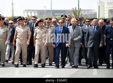 Kairo, Ägypten. 12. Sep, 2015. Der ägyptische Präsident Abdel Fattah al-Sisi besucht die Beerdigung von Generalmajor Amin Hussein in Kairo am 12. September 2015 Credit: ägyptische Präsident Büro/APA Bilder/ZUMA Draht/Alamy Live News Stockfoto