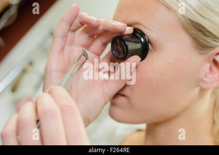 Blick durch die Lupe Auge Stockfoto