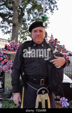 Merrick, New York, USA. 11. September, 2015. KEViN MAC CARTAIGH, Massapequa, Mitglied des NYPD Pipe Band steht vor Denkmal am Merrick Gedenkfeier für Merrick Freiwillige Feuerwehr und Bewohner, die aufgrund von 9/11 Terroranschlag in New York City Twin Towers gestorben. Ex-Chef Ronnie E. Gies, Merrick F.D FDNY Squad 288 und Ex-Kapitän Brian E. Sweeney, Merrick F.D und FDNY Rescue 1, starb Reaktion auf die Angriffe am 11. September 2001. © Ann Parry/ZUMA Draht/Alamy Live-Nachrichten Stockfoto