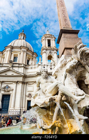 Rom, Italien.  Piazza Navona. Fontana dei Quattro Fiumi, oder Brunnen der vier Flüsse, erstellt von Gian Lorenzo Bernini. Kirche von Sant'Agnese in Agone hinter. Stockfoto