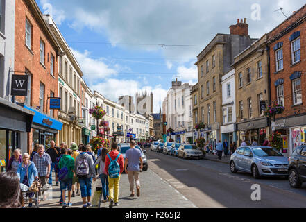 Die Hauptstraße mit Blick auf die Kathedrale, Wells, Somerset, England, UK Stockfoto